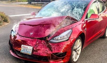 Un joven recupera un Tesla siniestrado para arreglarlo: esto es lo que encontró en el ordenador de a bordo