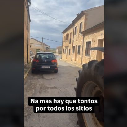 Un coche aparcado no deja espacio para este tractor: el agricultor se venga y abre el debate en TikTok