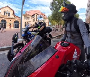 viral motera y policía