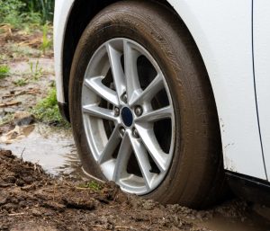 Conducir coche barro