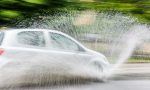 ¿Por qué no es buena idea pasar a toda velocidad por un charco con el coche?