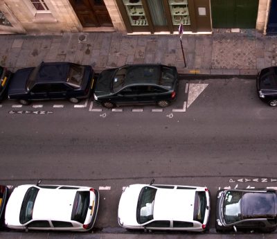 Coches aparcados en París