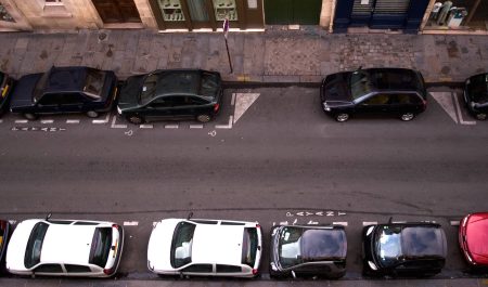 Coches aparcados en París