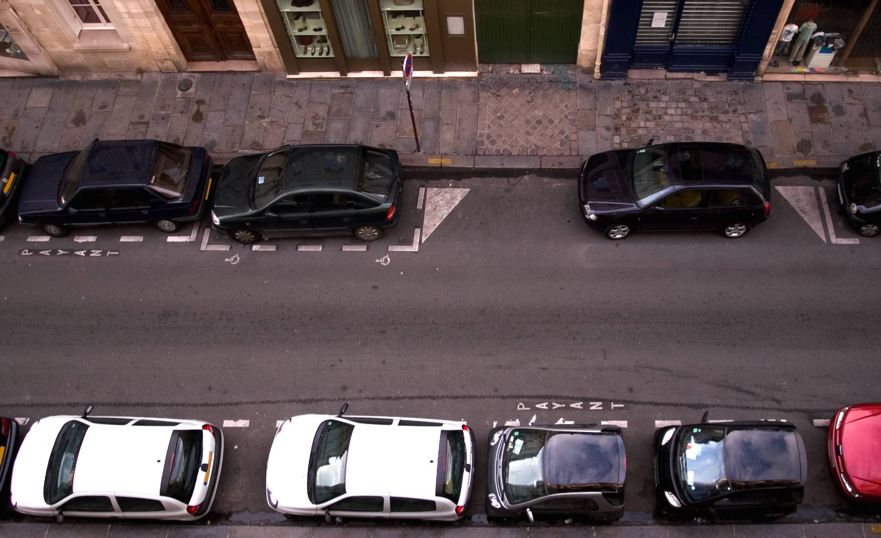 Coches aparcados en París