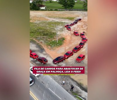 Fila de coches rojos