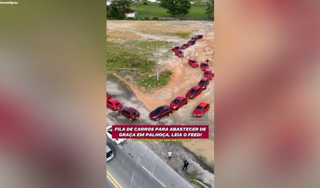 Fila de coches rojos