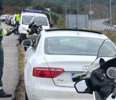 La Guardia Civil para a este coche en Sanxenxo: tenía que ir a 90 km/h, pero su velocidad real da miedo