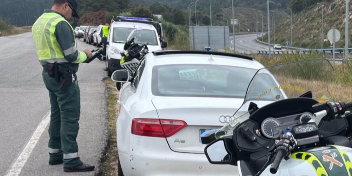 La Guardia Civil para a este coche en Sanxenxo: tenía que ir a 90 km/h, pero su velocidad real da miedo