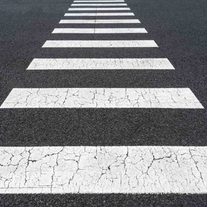 Estos extraños pasos de peatones recortados ya están en España: ¿por qué son así y para qué sirven?