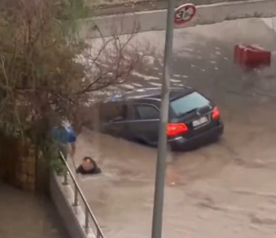 coche flotando altea