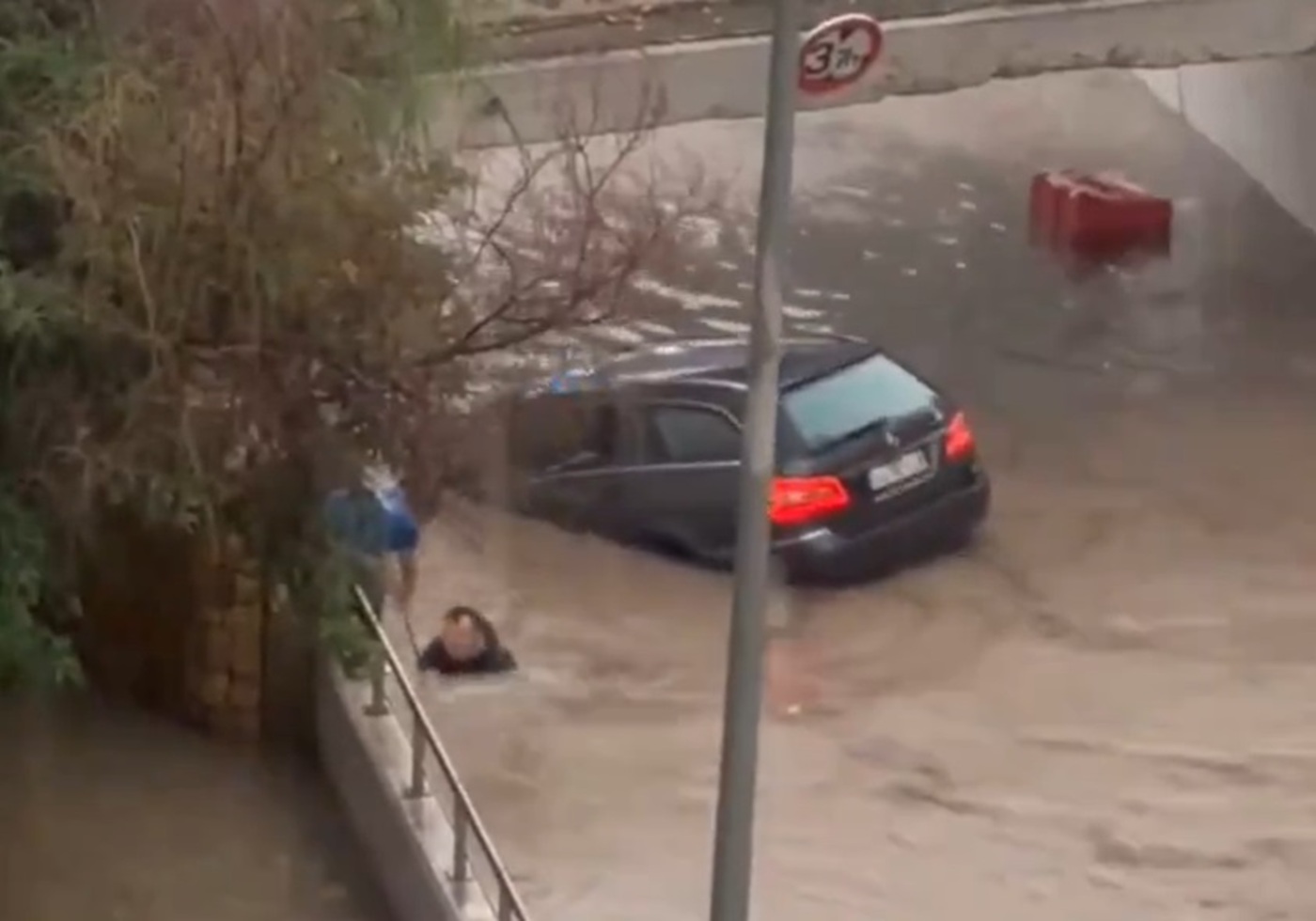 coche flotando altea