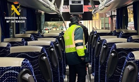 ¿En manos de quién están los niños? La Guardia Civil inmoviliza a un conductor de autobús por un motivo preocupante