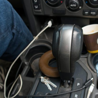 Una criminóloga señala las dos cosas que muchos conductores guardan en el coche y no deberían