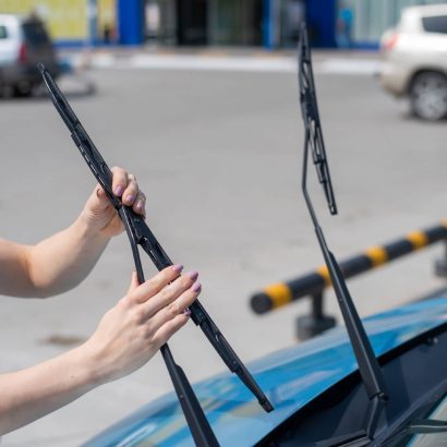 ¿Te has encontrado los limpiaparabrisas del coche levantados? Es un mensaje con múltiples significados