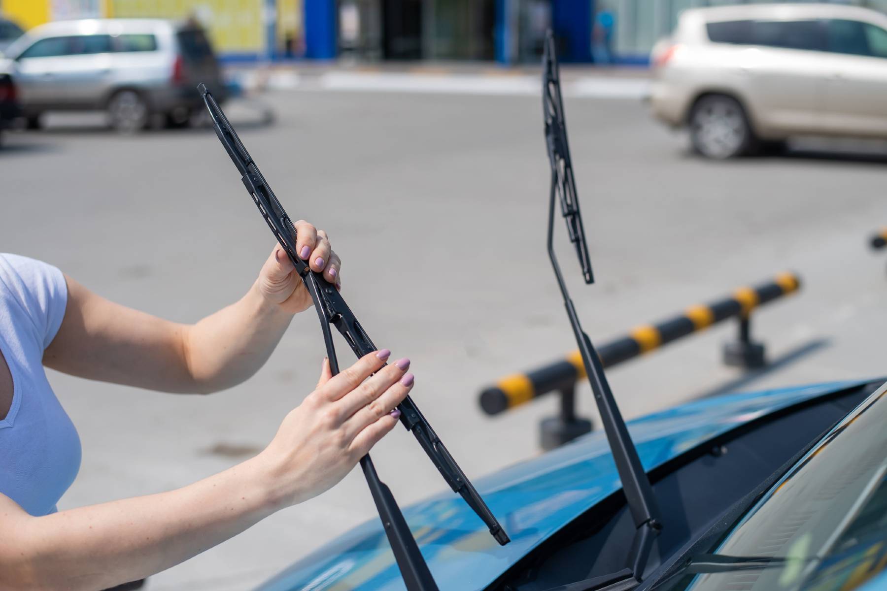 ¿Te has encontrado los limpiaparabrisas del coche levantados? Es un mensaje con múltiples significados