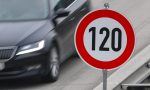 Si un coche va a 120 km/h por el carril de la izquierda y otro quiere pasar, ¿debe quitarse?