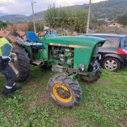 Paran a un hombre que circulaba en tractor sin carnet de conducir, pero eso no es lo peor: se enfrenta a dos delitos