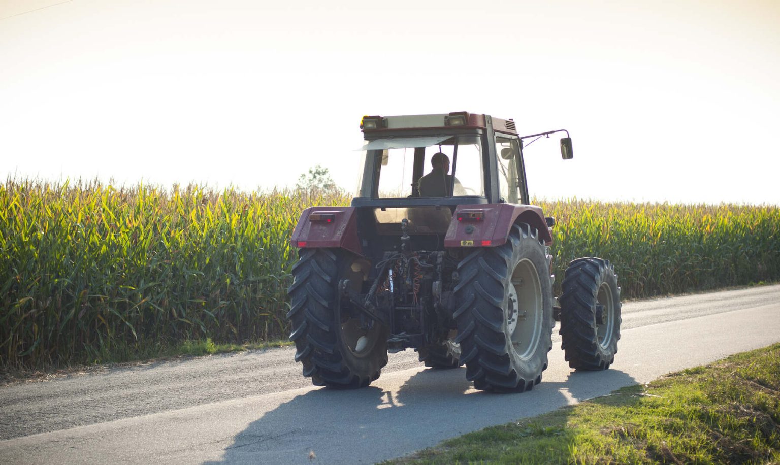 Con línea continua, ¿se puede adelantar a un tractor?