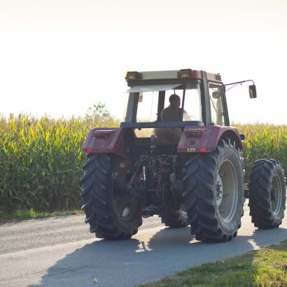 ¿Se puede adelantar a un tractor en las carreteras con línea continua? La DGT lo deja claro