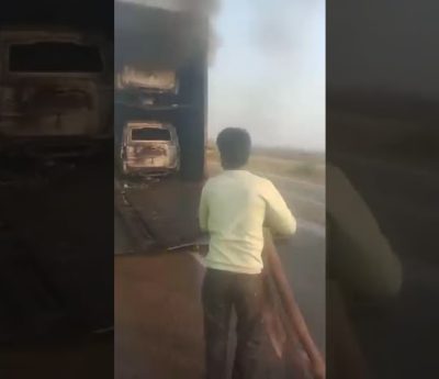 Comienza a arder un camión que transportaba coches de lujo en plena carretera: así ha quedado