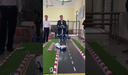 Un simulador en miniatura para aprender a aparcar: el invento viral de una autoescuela en China