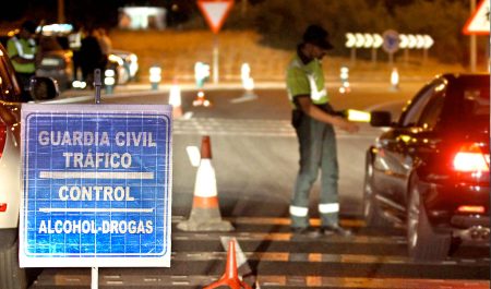 Qué hacer si la policía inmoviliza el coche tras un test de alcoholemia en Navidad: ¿se puede dormir en el vehículo?