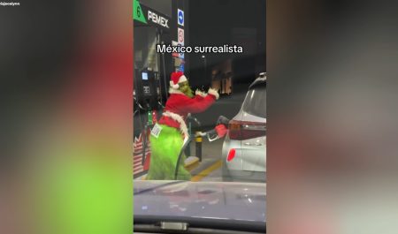 El Grinch reposta gasolina