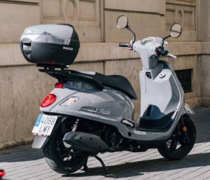 Moto aparcada en la acera