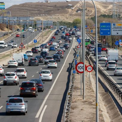 Motoristas por el arcén, prohibido adelantar con nieve y chaleco reflectante por la noche para los patinetes eléctricos: el gran cambio del reglamento de circulación