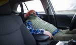 ¿Se puede dormir en el coche?: esto dice la DGT