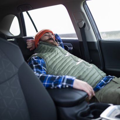 ¿Se puede dormir en el coche?: esto dice la DGT