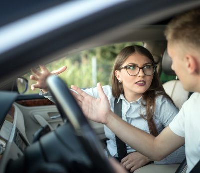 enojo pareja coche