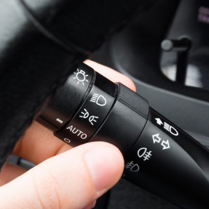 El gesto que casi todos hacen al conducir de noche y que puede crear un peligro invisible en la carretera 