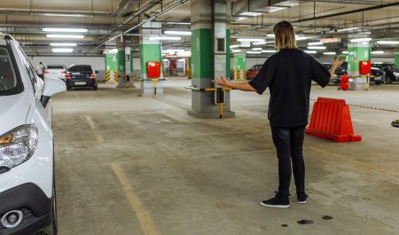 ¿Quién me paga si me roban el coche o le pasa algo en un ‘parking’ público?