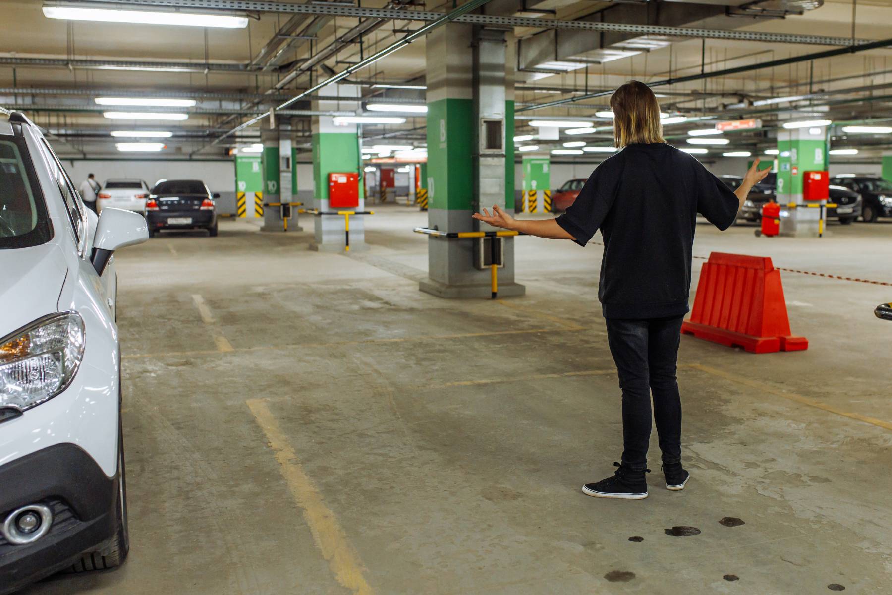 ¿Quién me paga si me roban el coche o le pasa algo en un ‘parking’ público?