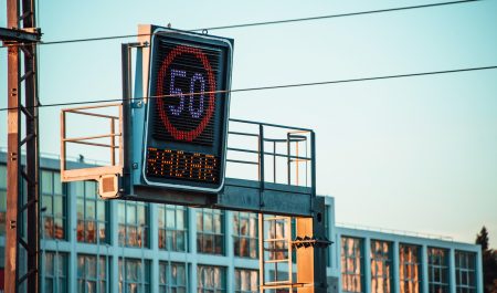 Radares fijos, móviles y de tramo: los controles de velocidad de la DGT en 2025 en Cádiz