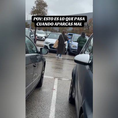 Aparca en dos plazas y le acaba echando la culpa a otro coche: así ha sido la venganza de un conductor que se ha hecho viral