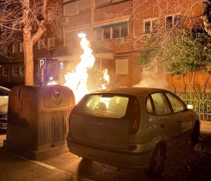 Coche incendiándose