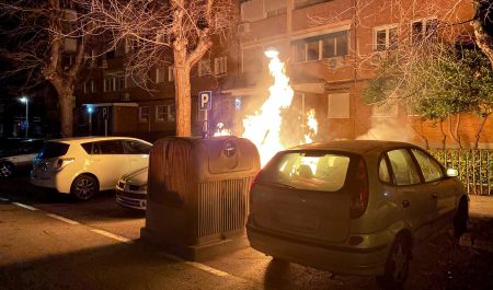 Coche incendiándose