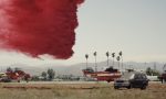 Esto le pasa a un coche cuando le caen 34.000 litros de líquido retardante desde un avión antiincendios