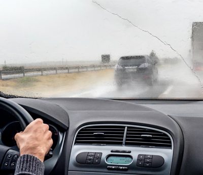 Conducir con lluvia y viento