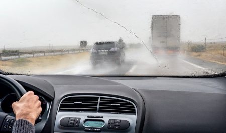 Conducir con lluvia y viento