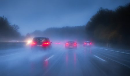 La Guardia Civil avisa de un detalle del coche que muchos conductores no detectan hasta que llega la noche 