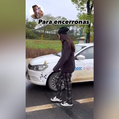 Una maniobra nivel Dios: así es como una chica saca su coche cuando no hay espacio ni delante ni detrás