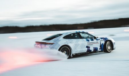 Porsche Taycan hielo