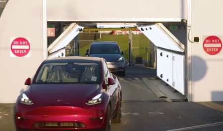 Teslas conducen solos desde la fábrica