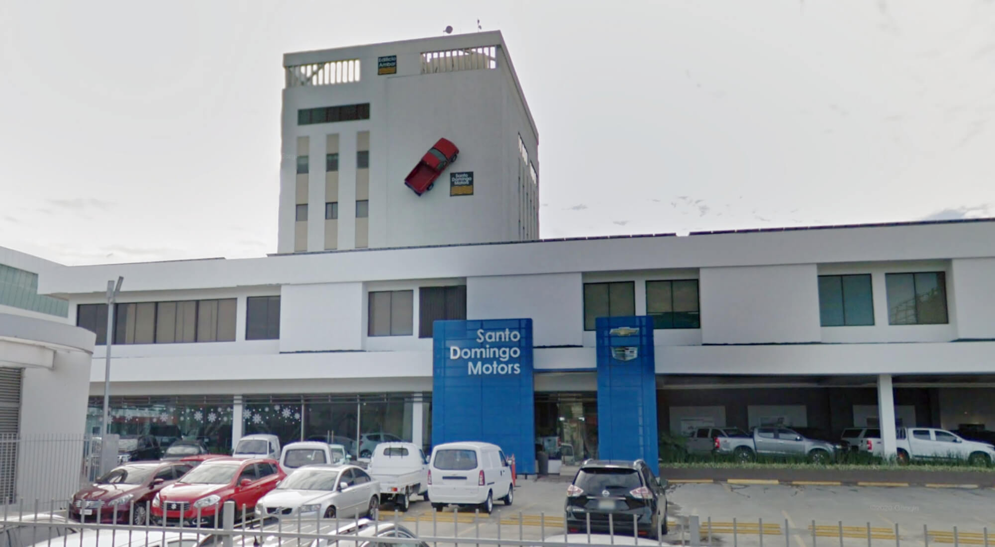 coche pegado fachada