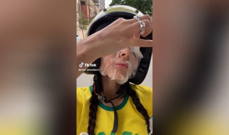 La peligrosa práctica que se ha hecho viral en redes: una chica se maquilla subida a una moto en marcha