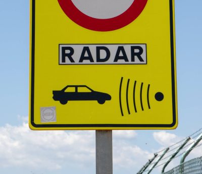 Cansado de la velocidad, coloca un radar falso en su calle: la reacción del alcalde es de lo más inesperada