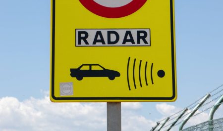 Cansado de la velocidad, coloca un radar falso en su calle: la reacción del alcalde es de lo más inesperada